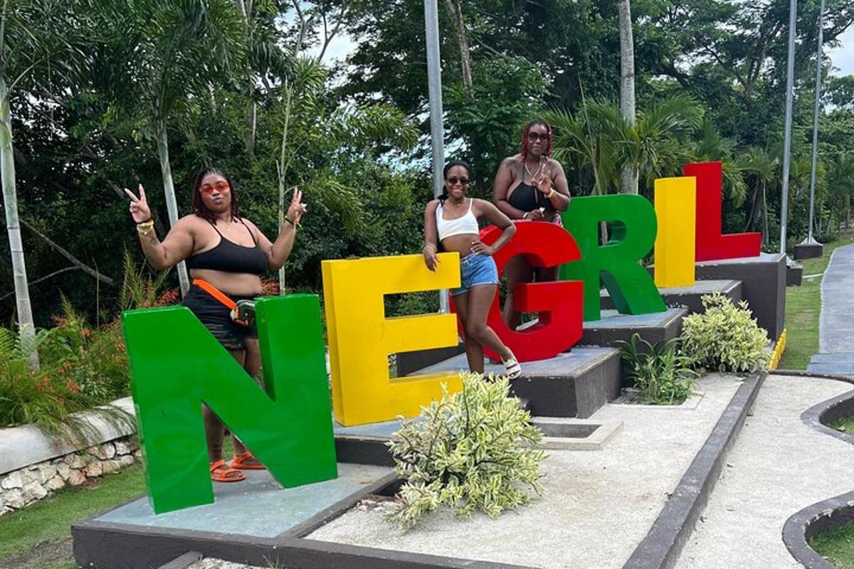 tiga orang duduk di papan tanda yang bertulis keluar