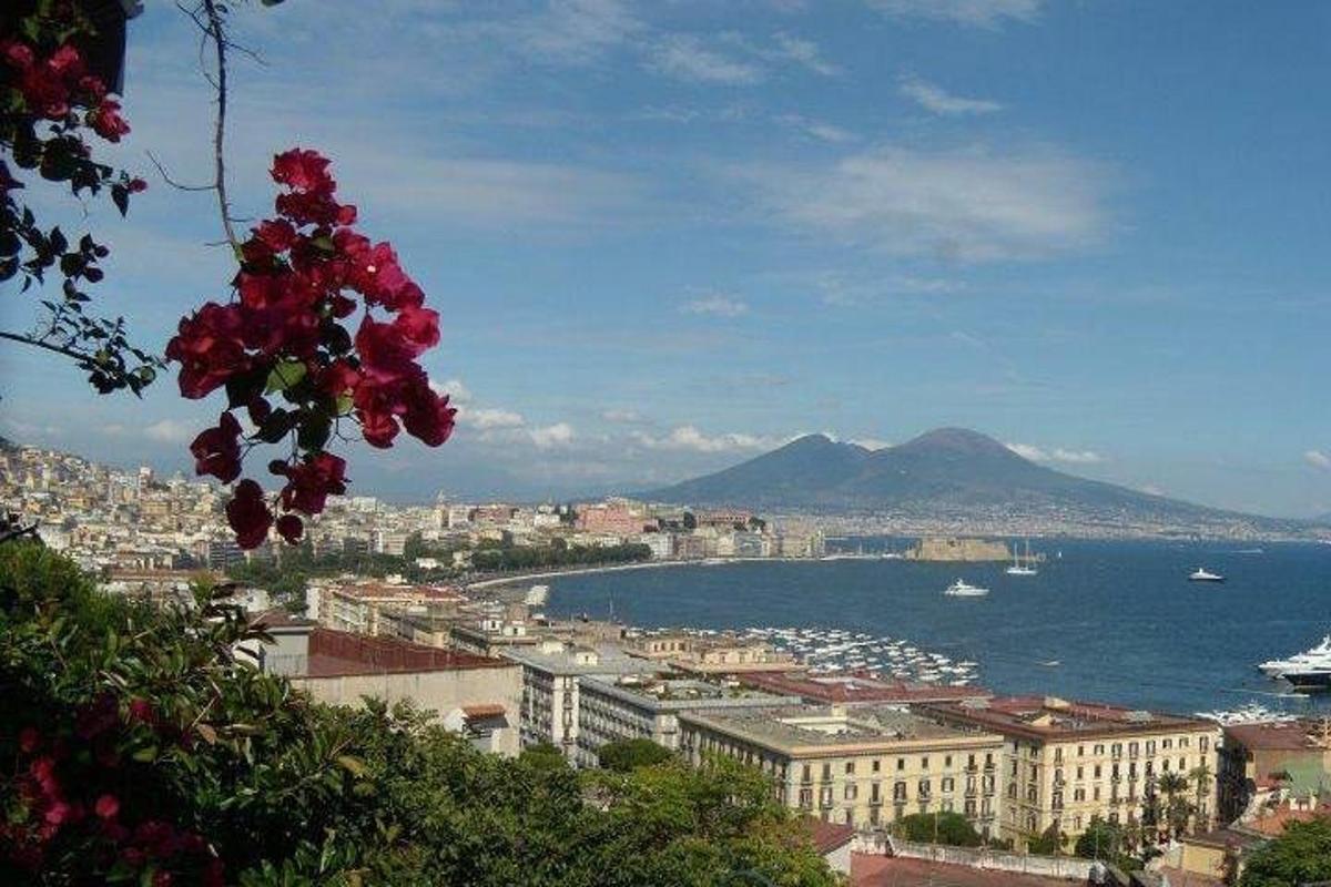 o vedere a unui oraș și a oceanului cu clădiri