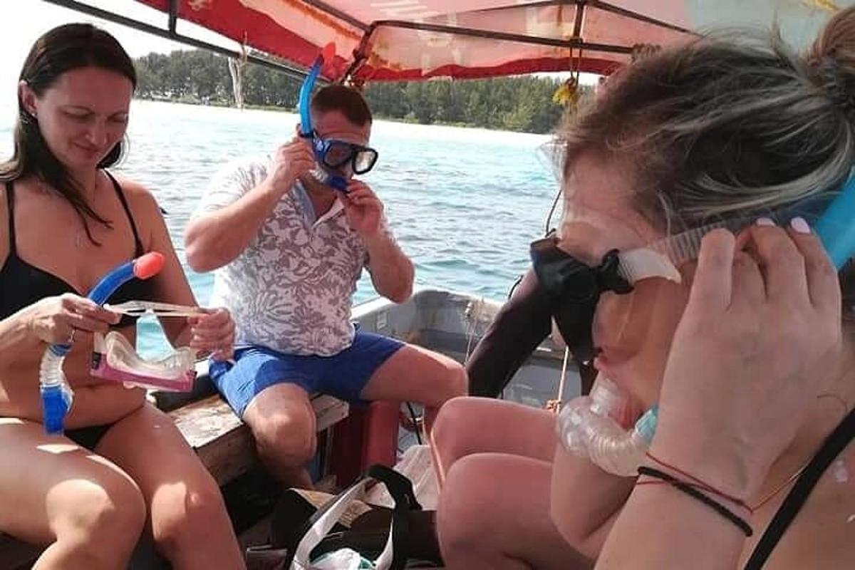 μια ομάδα ανθρώπων που κάθονται σε μια βάρκα