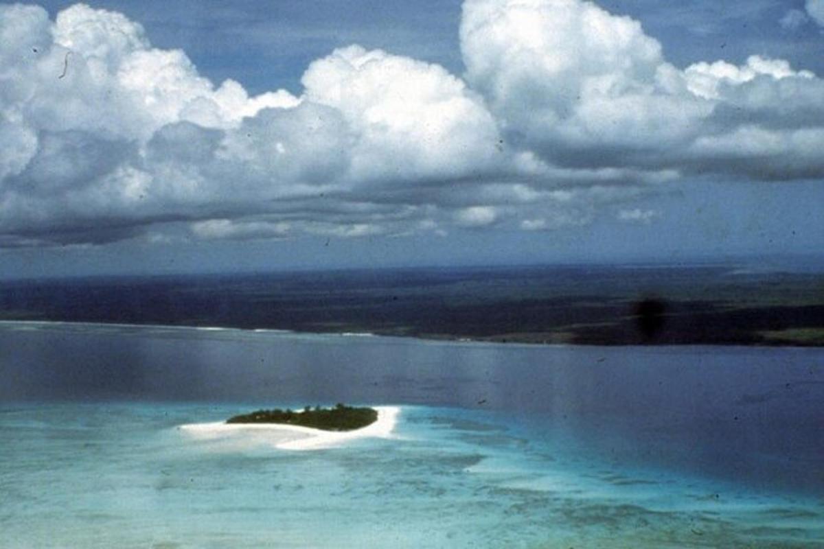 sebuah pulau di tengah lautan