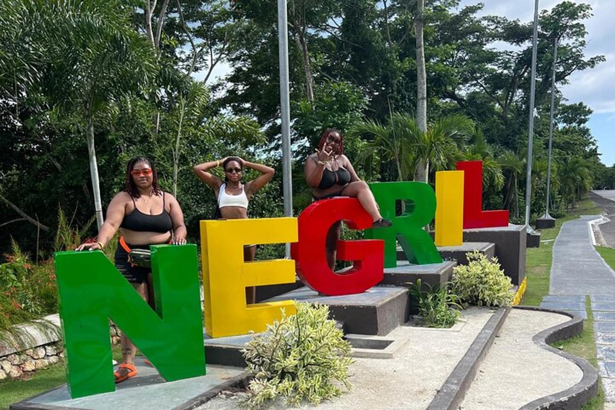 tiga wanita duduk di papan tanda yang bertulis keluar
