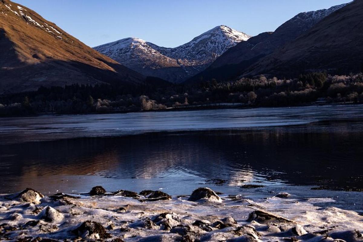 uno specchio d'acqua con le montagne sullo sfondo