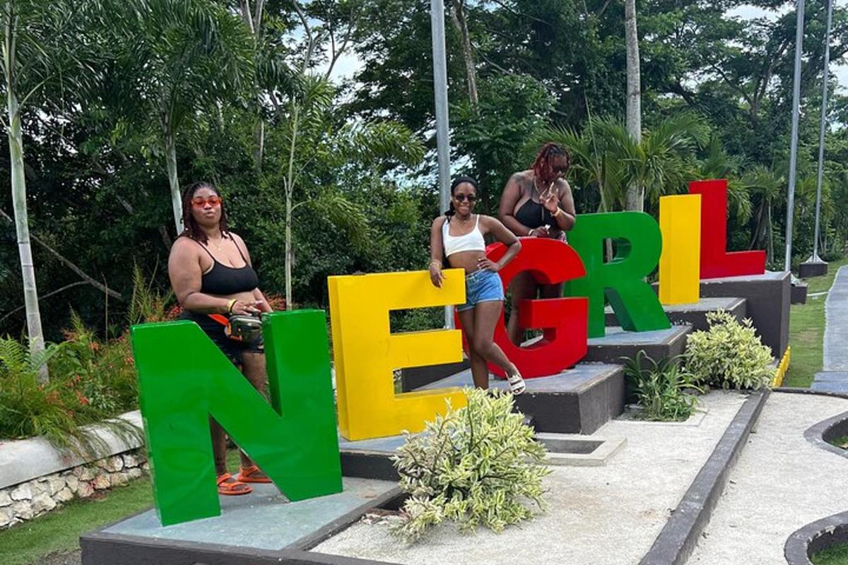 Tres mujeres sentadas en un cartel que dice mantener