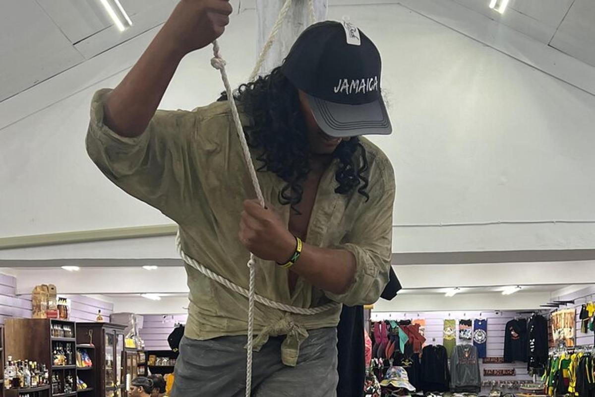 seorang lelaki dengan topi pada tali di sebuah kedai