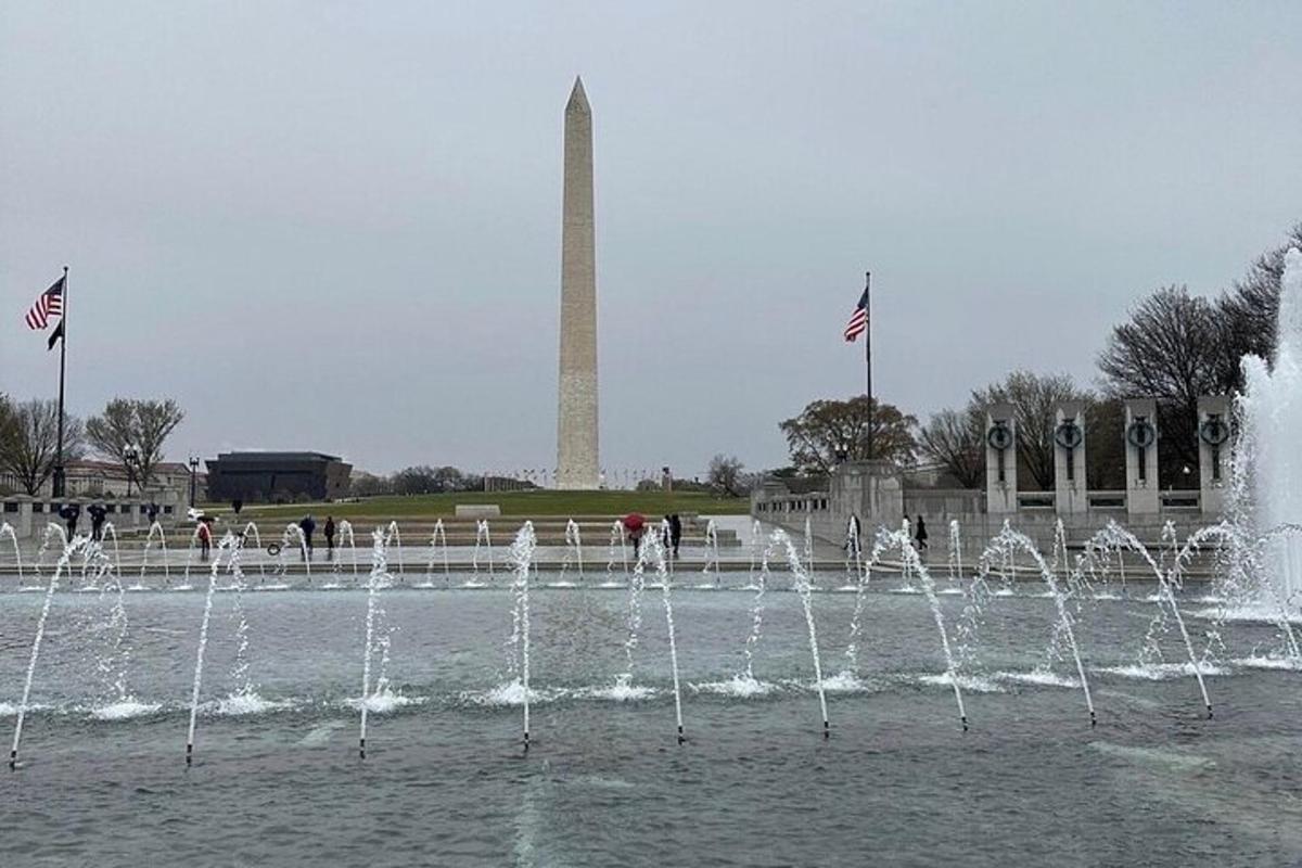 una fontana d'acqua di fronte al monumento a Washington
