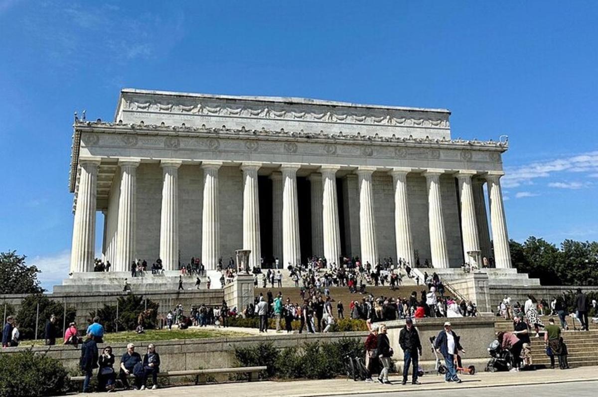 un gruppo di persone che camminano davanti a un grande edificio