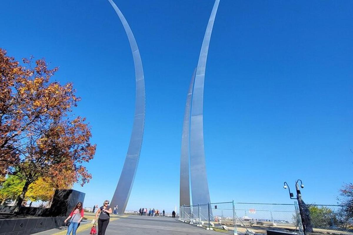 un grup de persones dempeus davant de l'arc de la porta