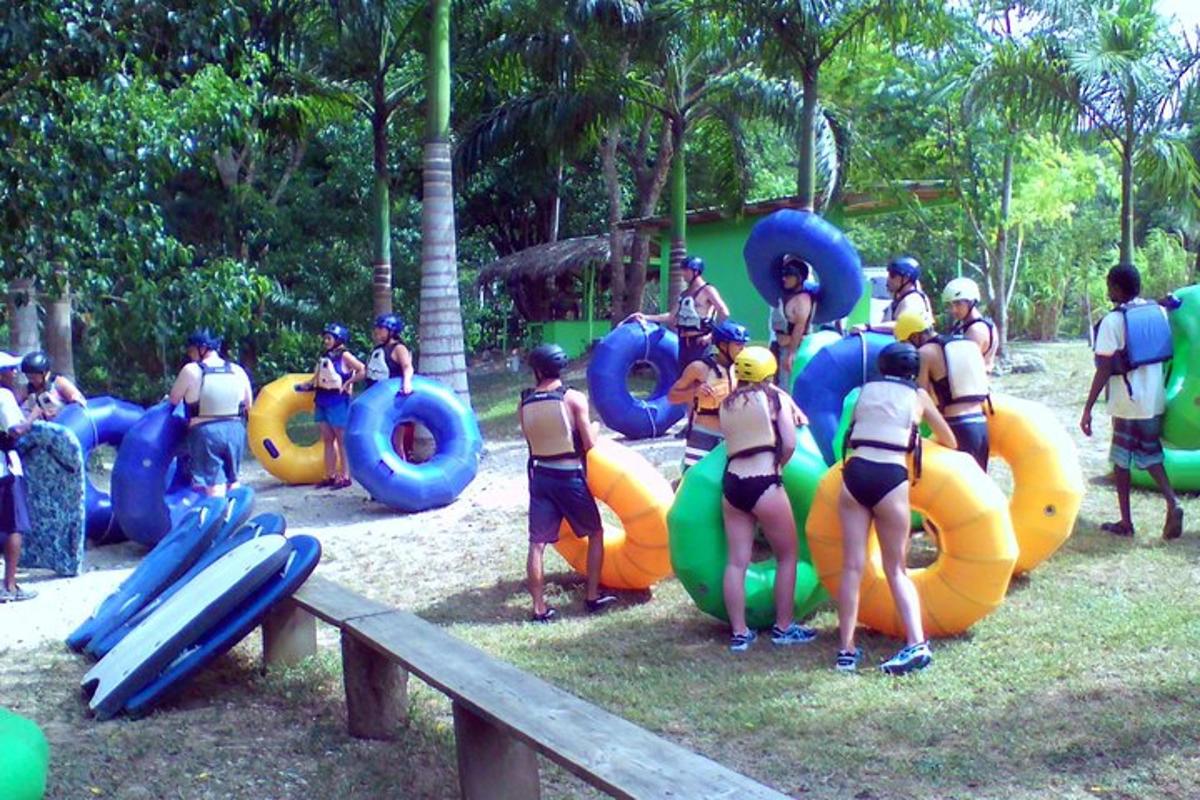 eine Gruppe von Menschen, die auf einem Spielplatz im Freien spielen