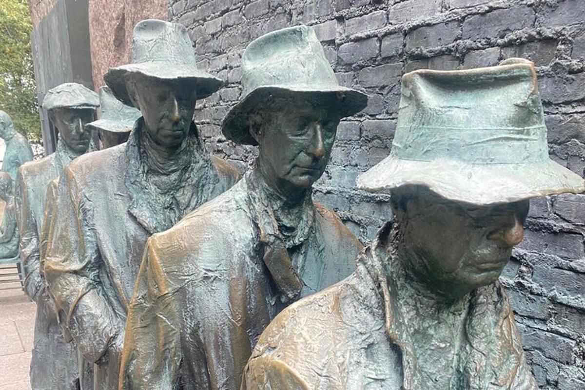 una statua di un gruppo di persone che indossano cappelli