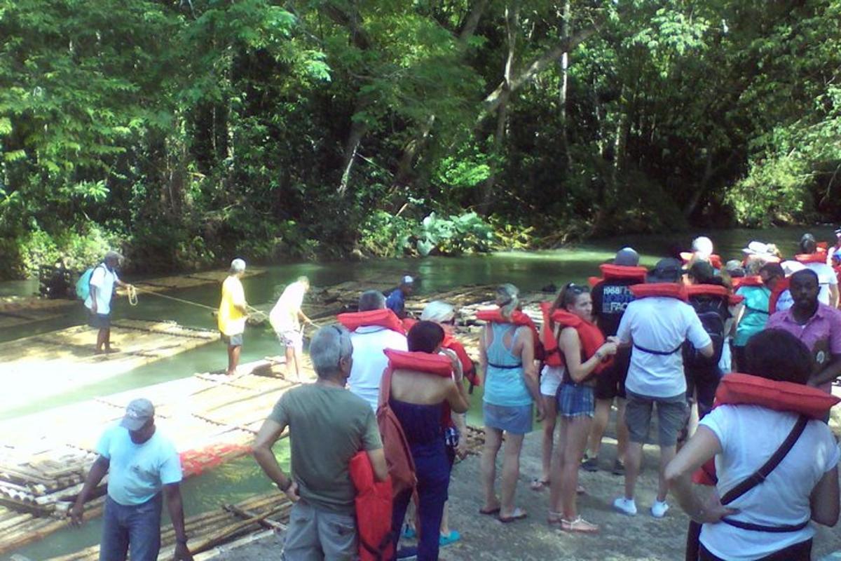 sekumpulan orang di atas rakit di sungai