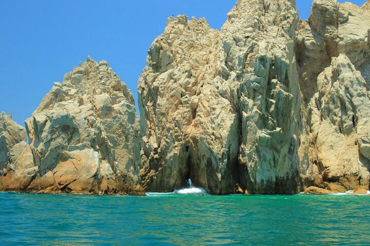 una gran formación rocosa en el océano cerca del agua