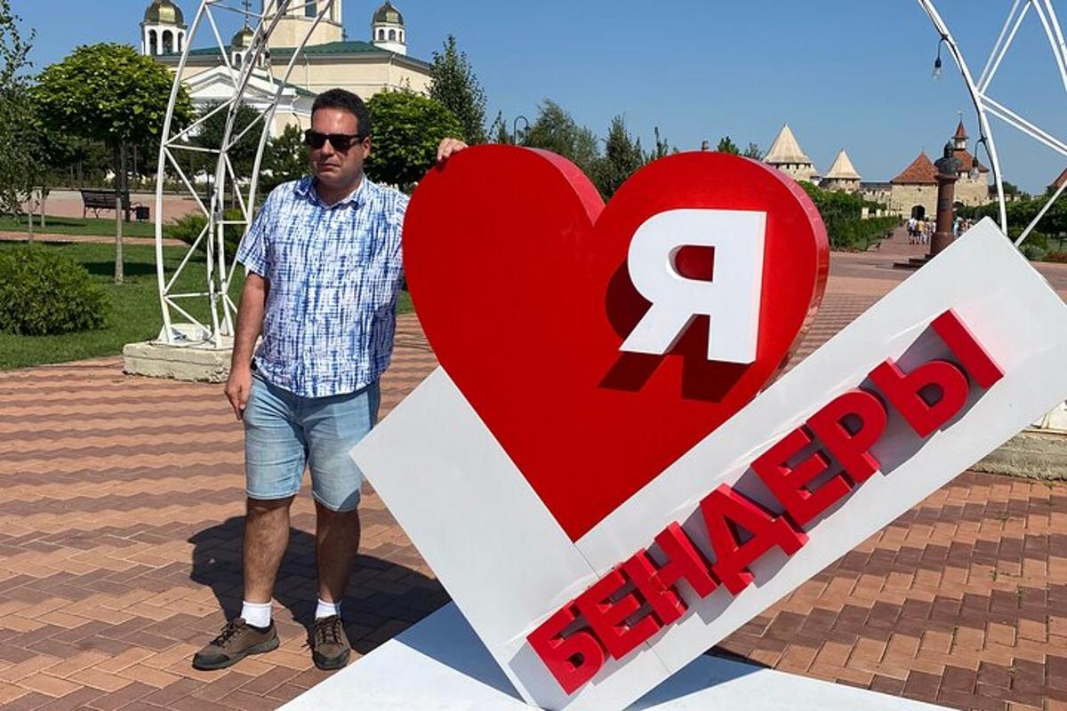 Muž stojí vedle symbolu srdce