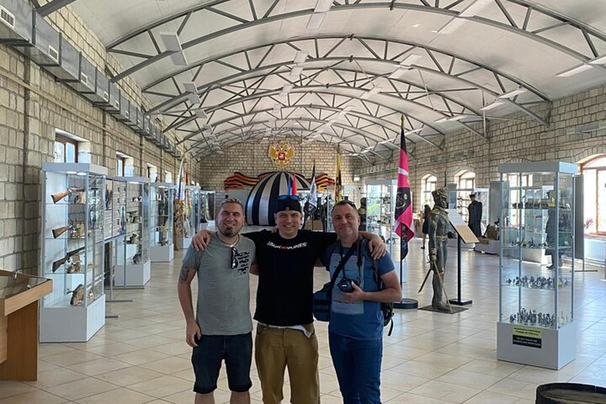 dva muži pózují pro fotografii v nákupním centru