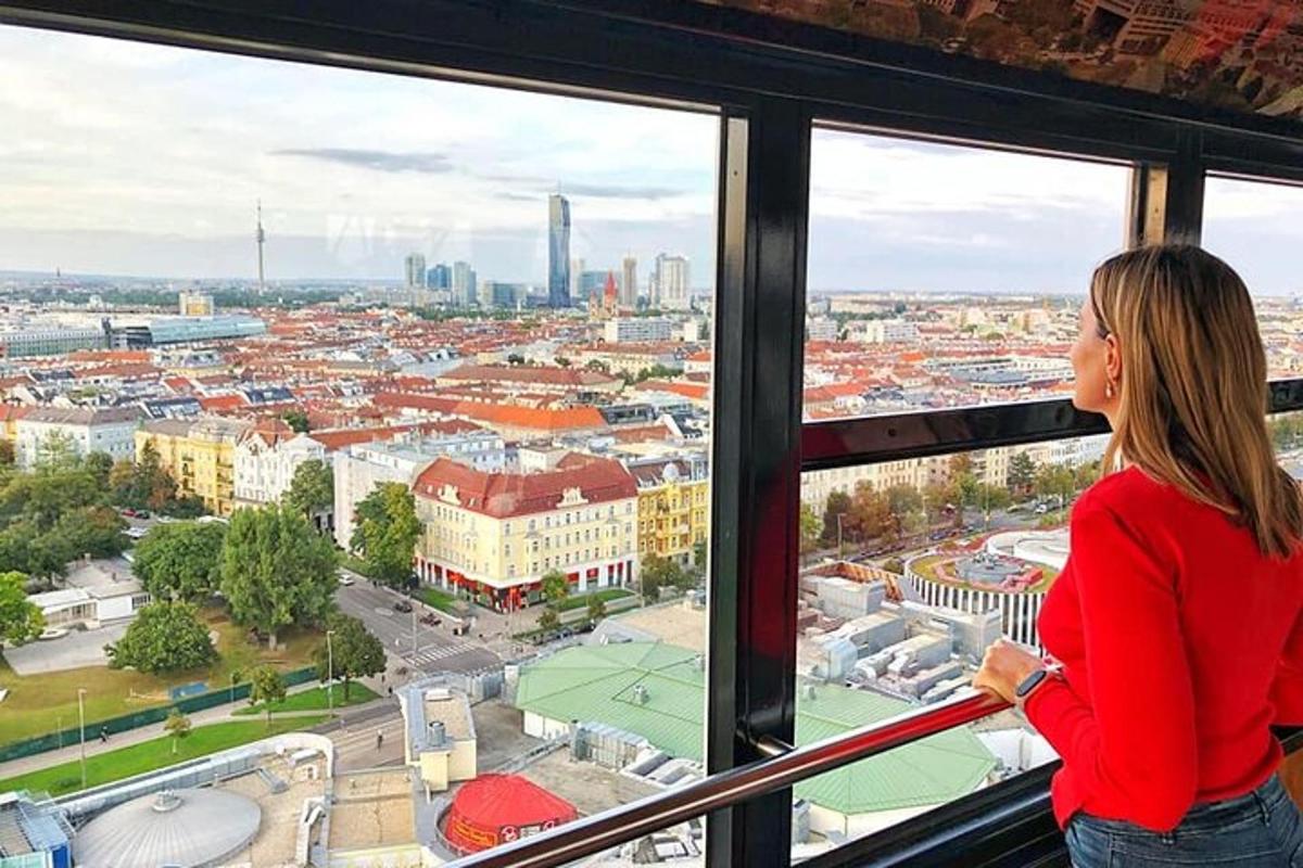 naine vaatab aknast linna