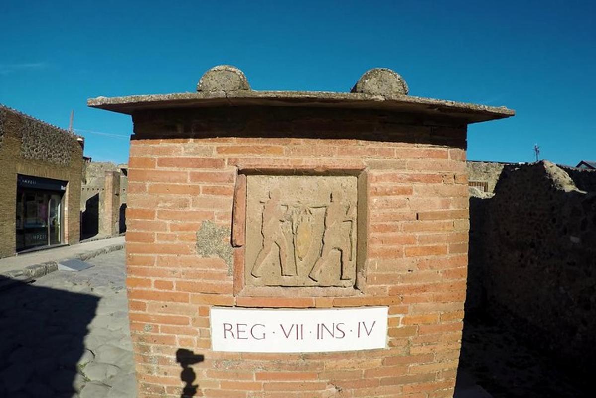 múrsteinssúla með skilti sem segir reg c wilkins iv