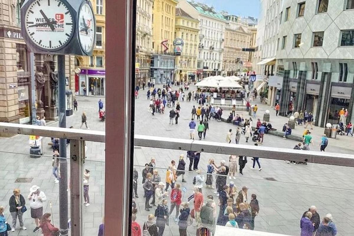 rahvahulk, kes kõnnib tiheda liiklusega linnatänaval