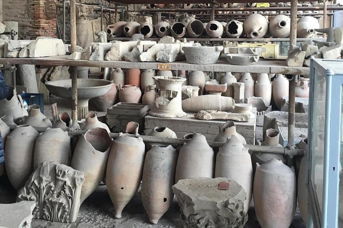 sekelompok pot dan vas di sebuah ruangan