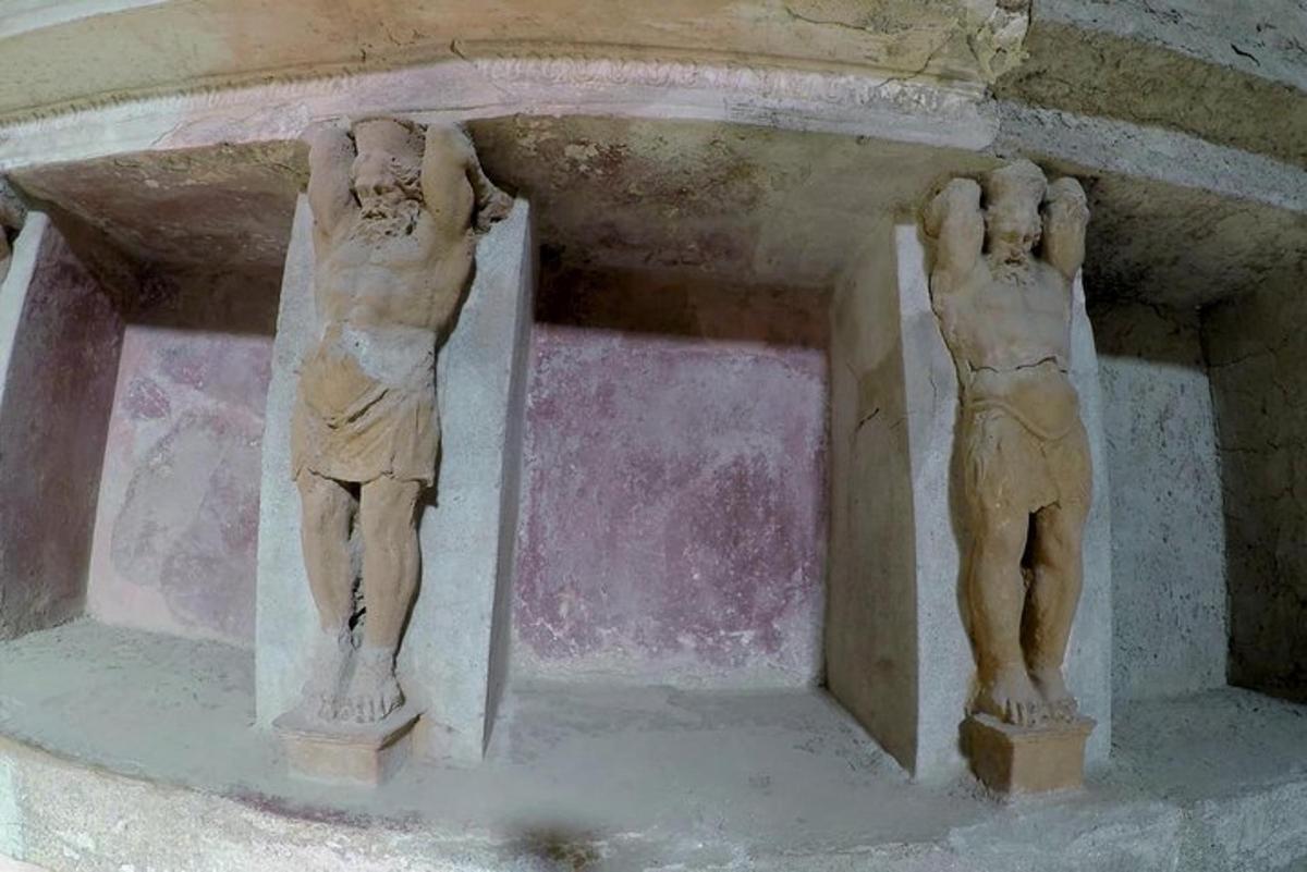 două statui ale două persoane pe o clădire