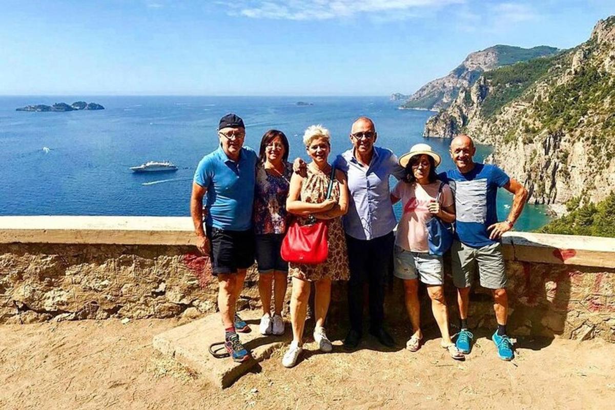 grupp inimesi poseerib kaljul pildi jaoks
