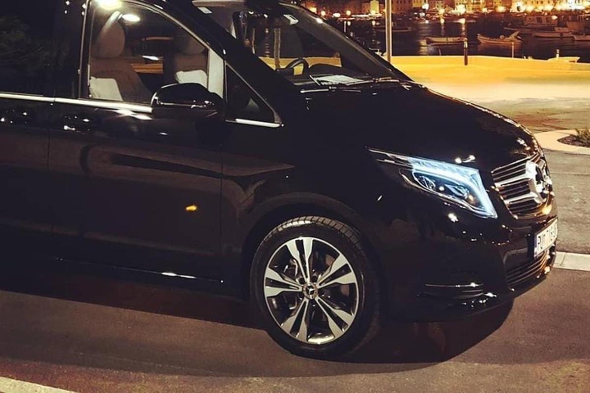 černé auto zaparkované na parkovišti v noci