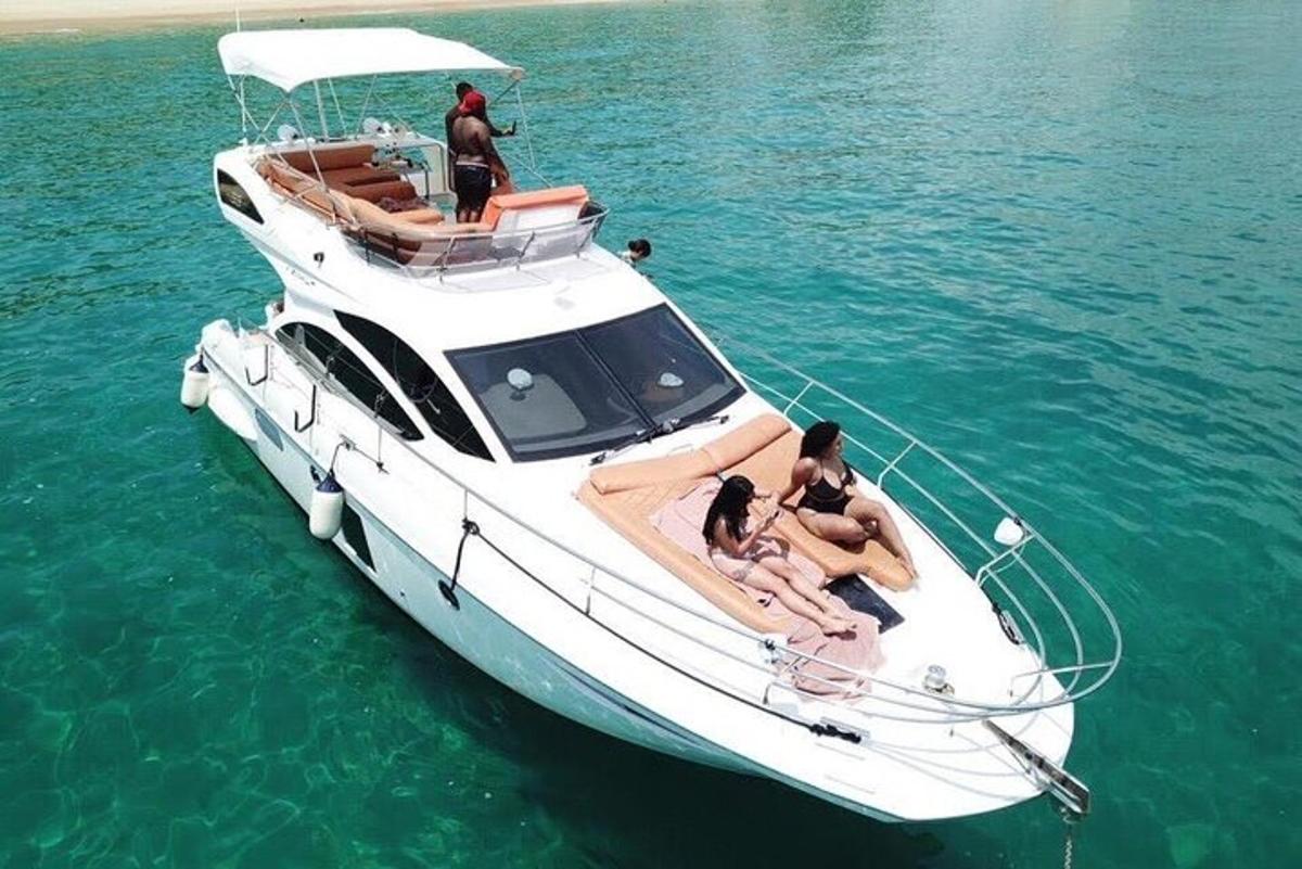 eine Gruppe von Menschen auf einem Boot im Wasser