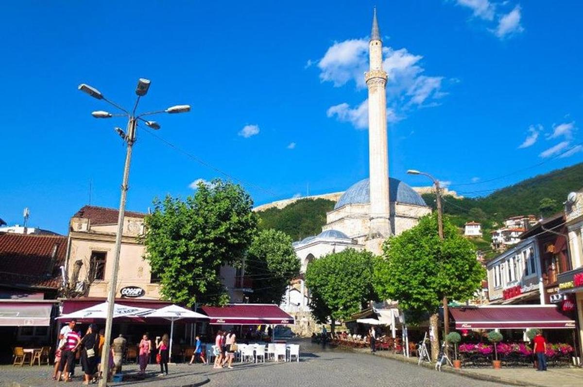 tänav, mille taustal on mošee ja kus inimesed ringi jalutavad