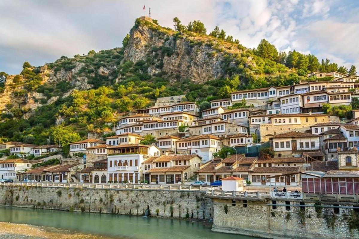 una città su una collina vicino a uno specchio d'acqua