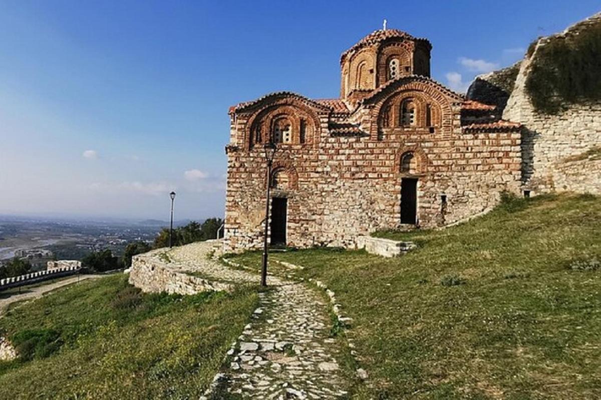 un vecchio edificio in mattoni in cima a una collina