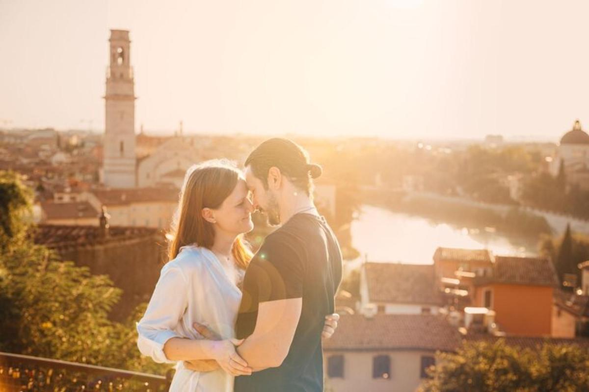 Un hombre y una mujer de pie en la cima de una ciudad.