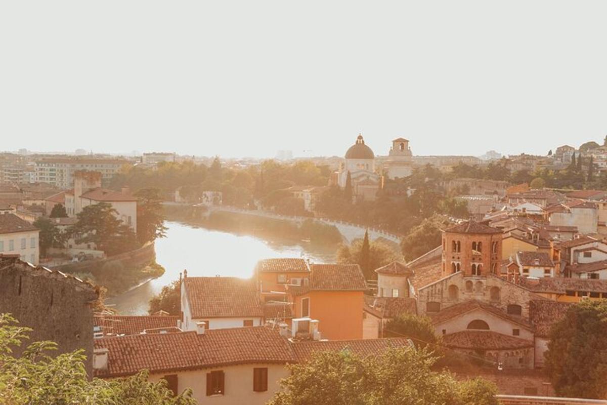 Una vista de una ciudad con un río y edificios.