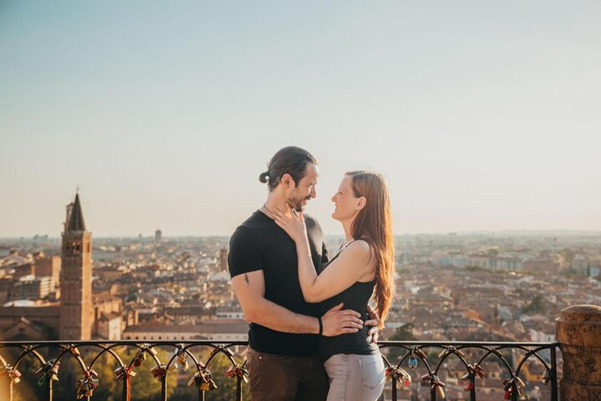 Un hombre y una mujer de pie en la cima de una ciudad.
