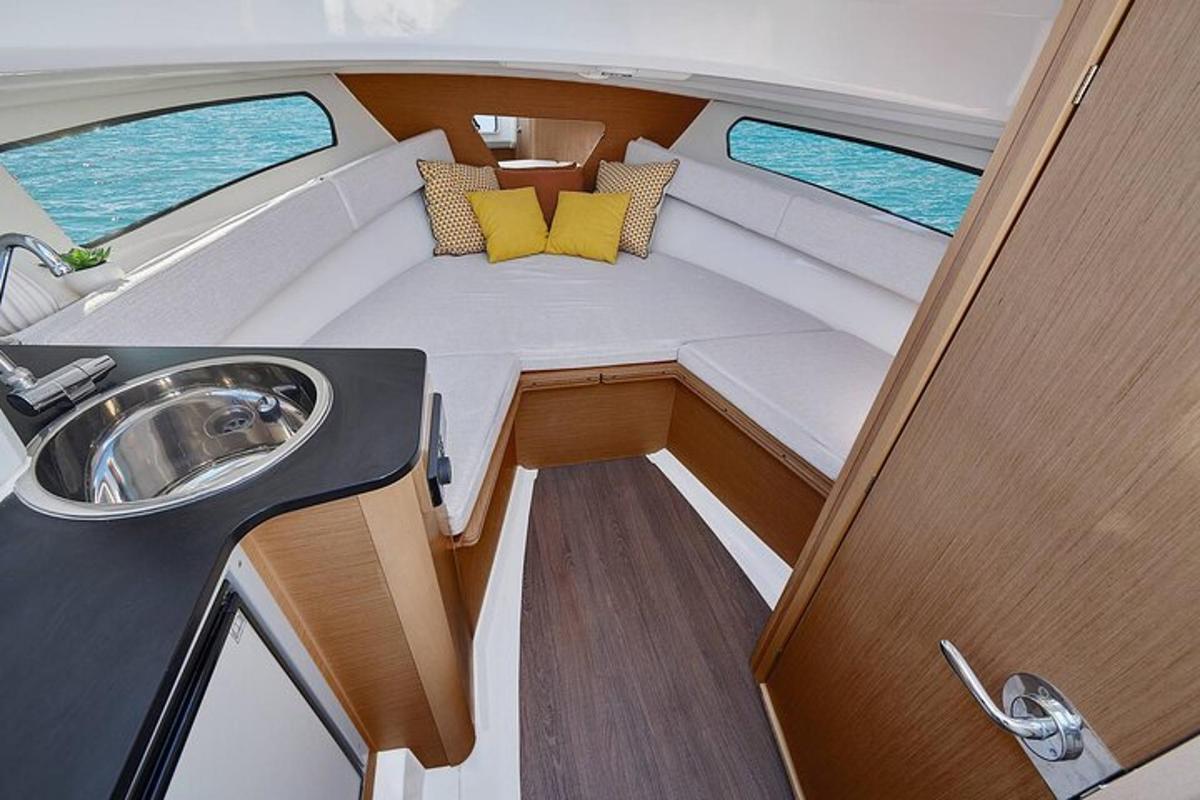 uma vista do interior de um barco com uma pia