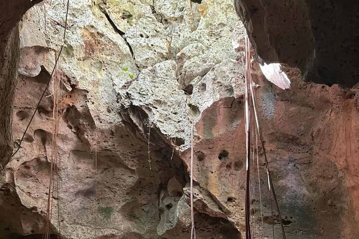 sebuah gua dengan tali yang tergantung pada dinding batu