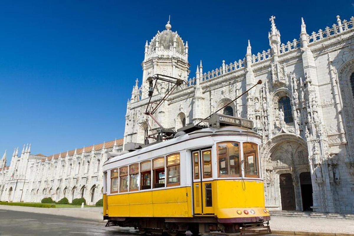 žlutý tramvaj před budovou