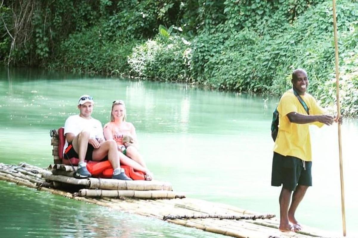 un gruppo di persone su una zattera in acqua