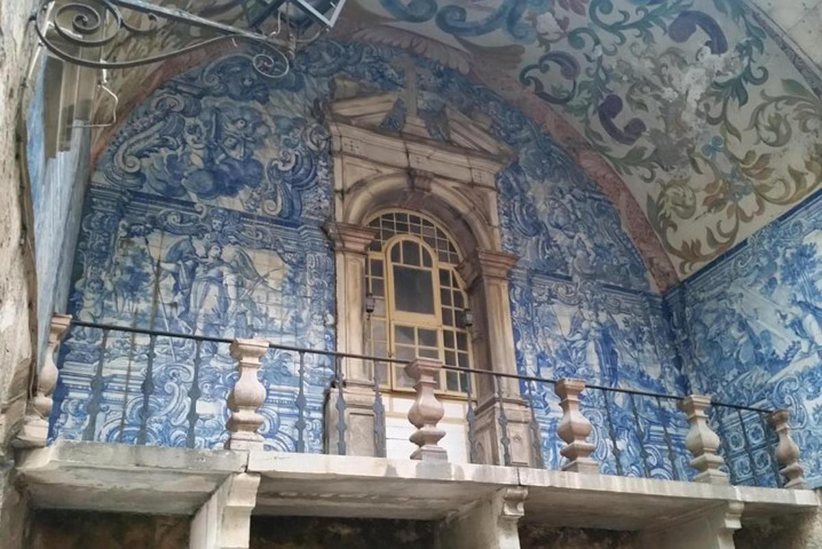 balkon s modrobílou zdí a oknem