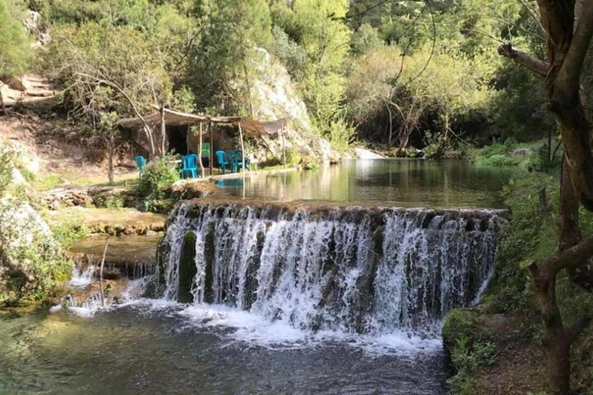 air terjun di tengah-tengah sungai