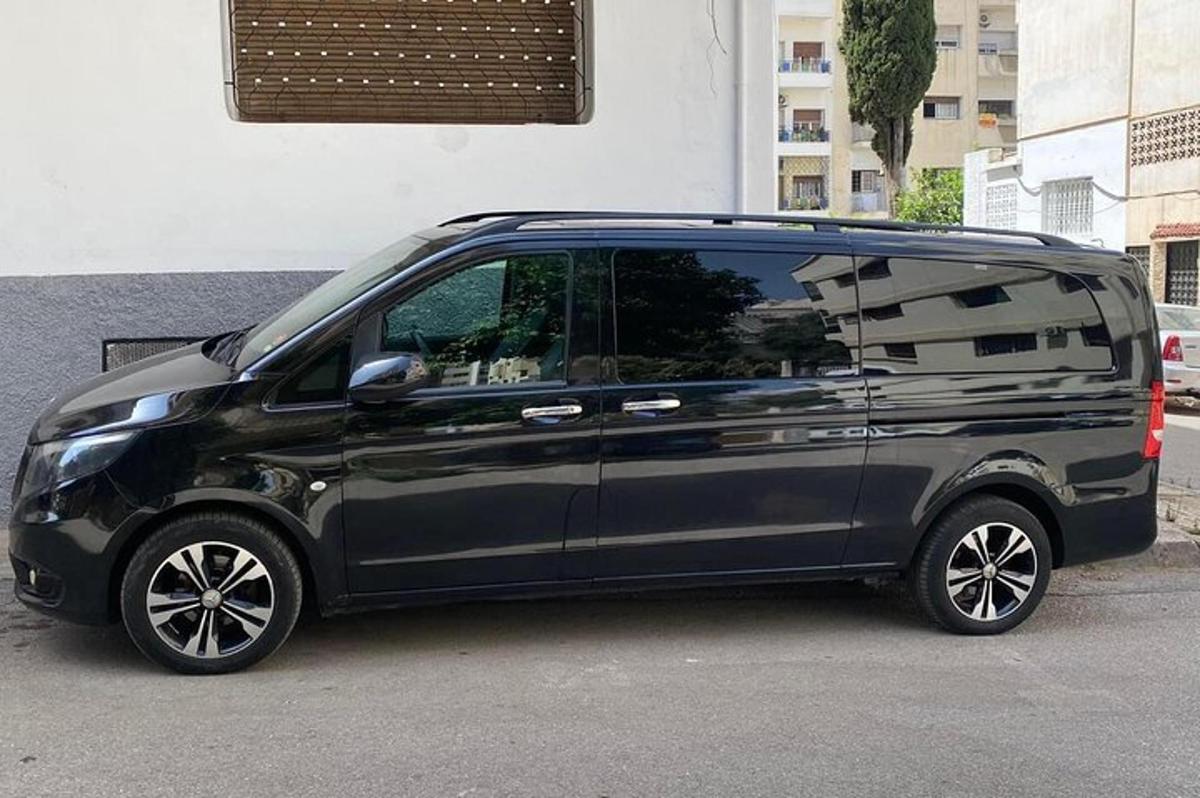 Una camioneta negra estacionada frente a un edificio