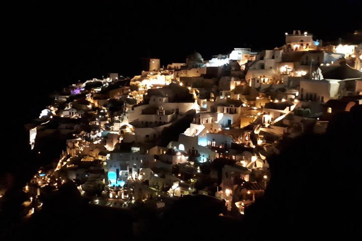 μια θέα μιας πόλης τη νύχτα με φώτα