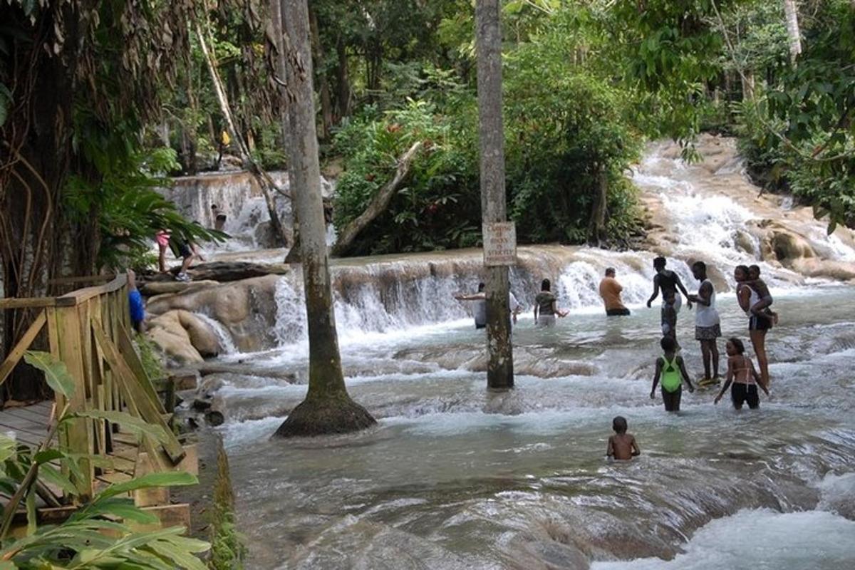 un gruppo di persone nell'acqua di un fiume