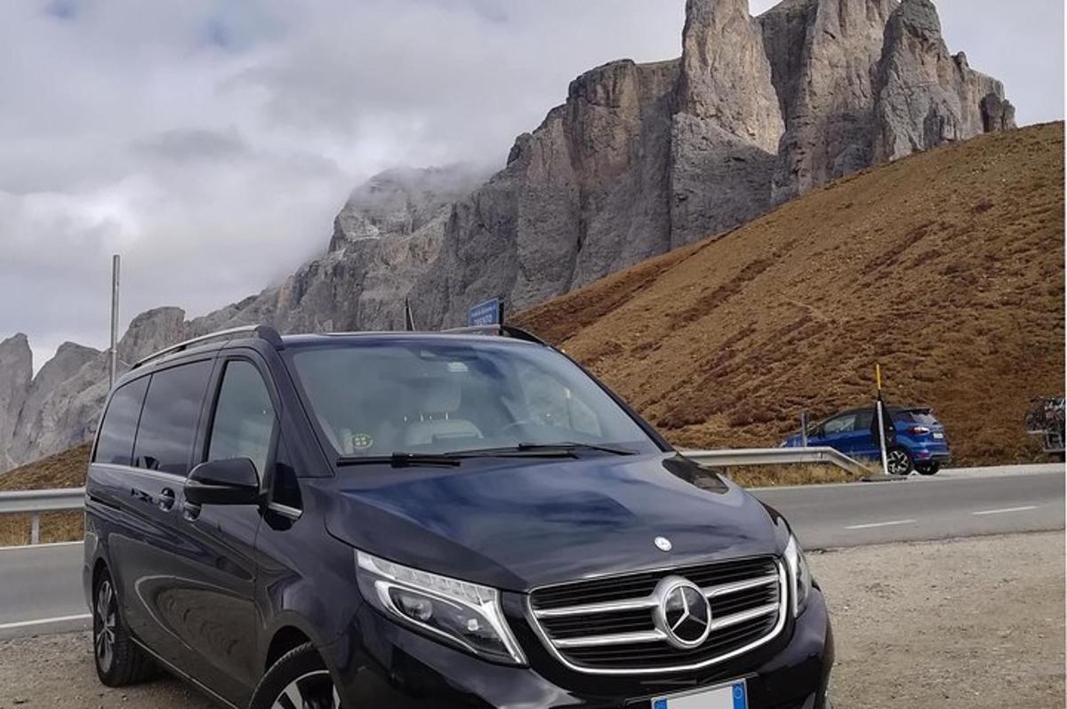 un cotxe aparcat a la vora d'una carretera amb una muntanya