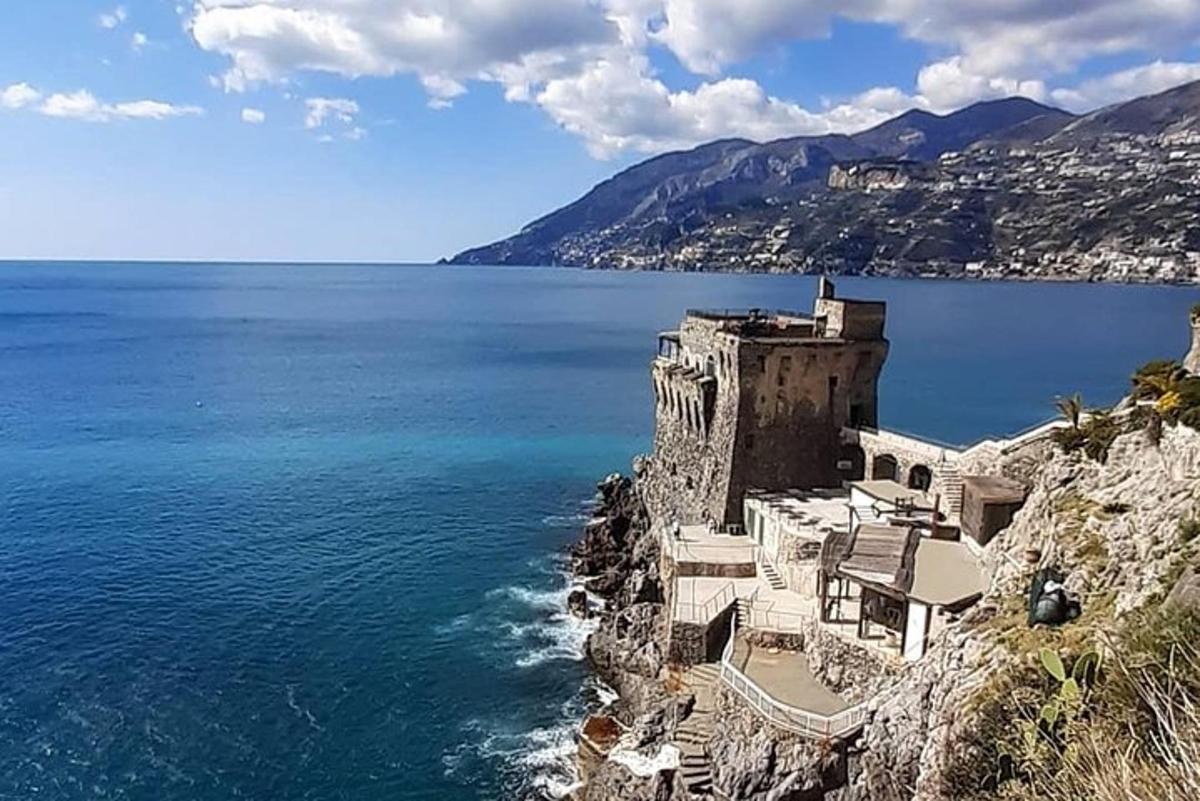 un edifici al costat d'un penya-segat vora l'aigua