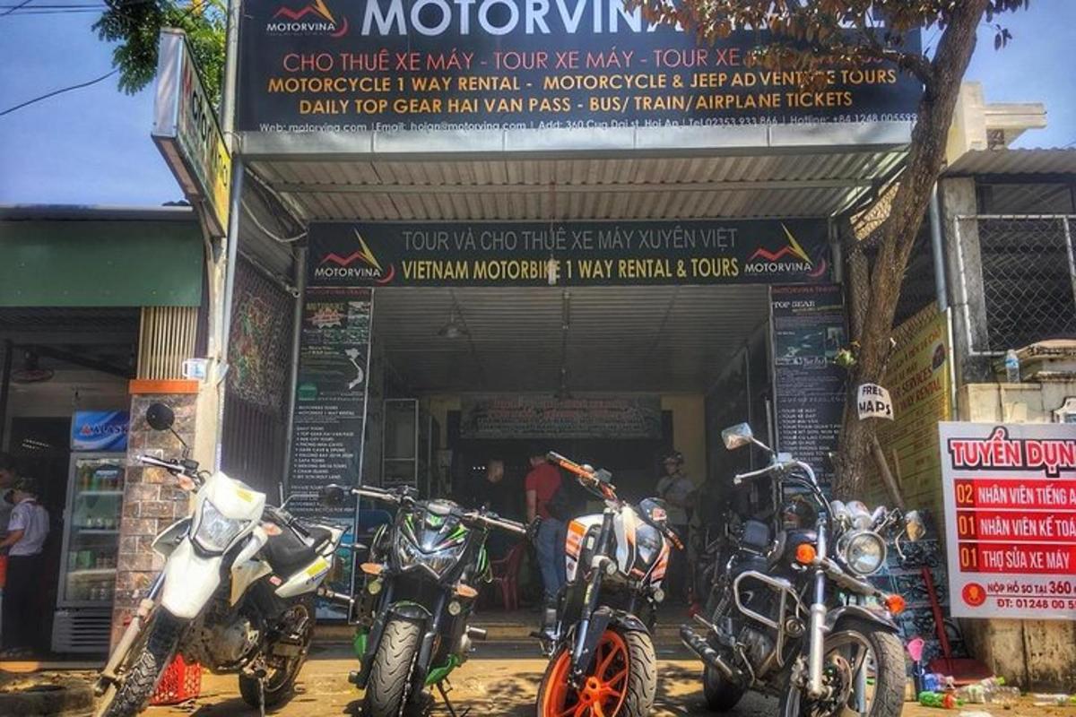 sekumpulan motosikal berhenti di hadapan sebuah kedai