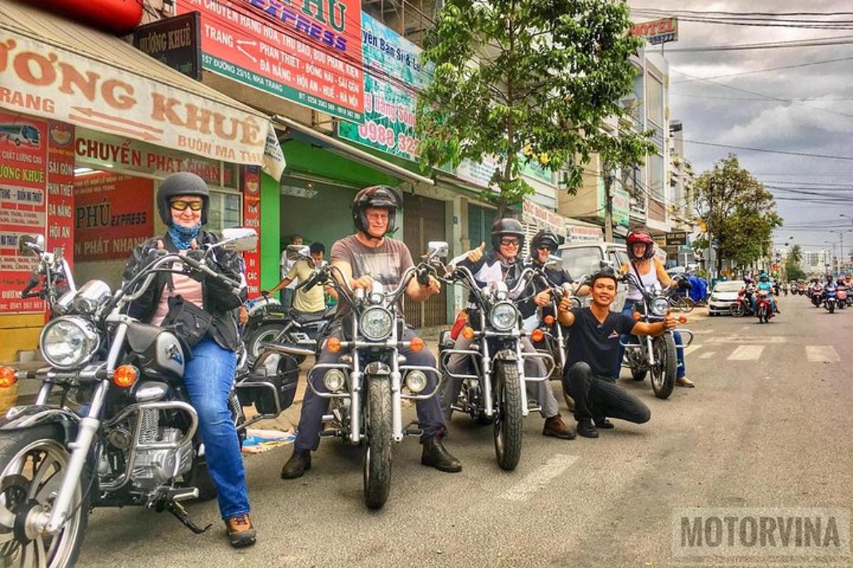 cilvēku grupa, kas brauc ar motocikliem pa ielu