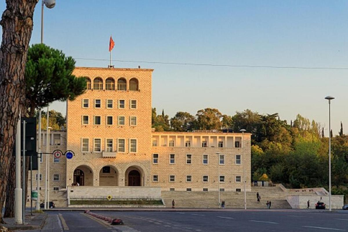 velká cihlová budova s vlajkou na střeše