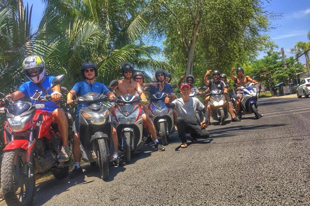 sekumpulan orang menunggang motosikal di sebatang jalan