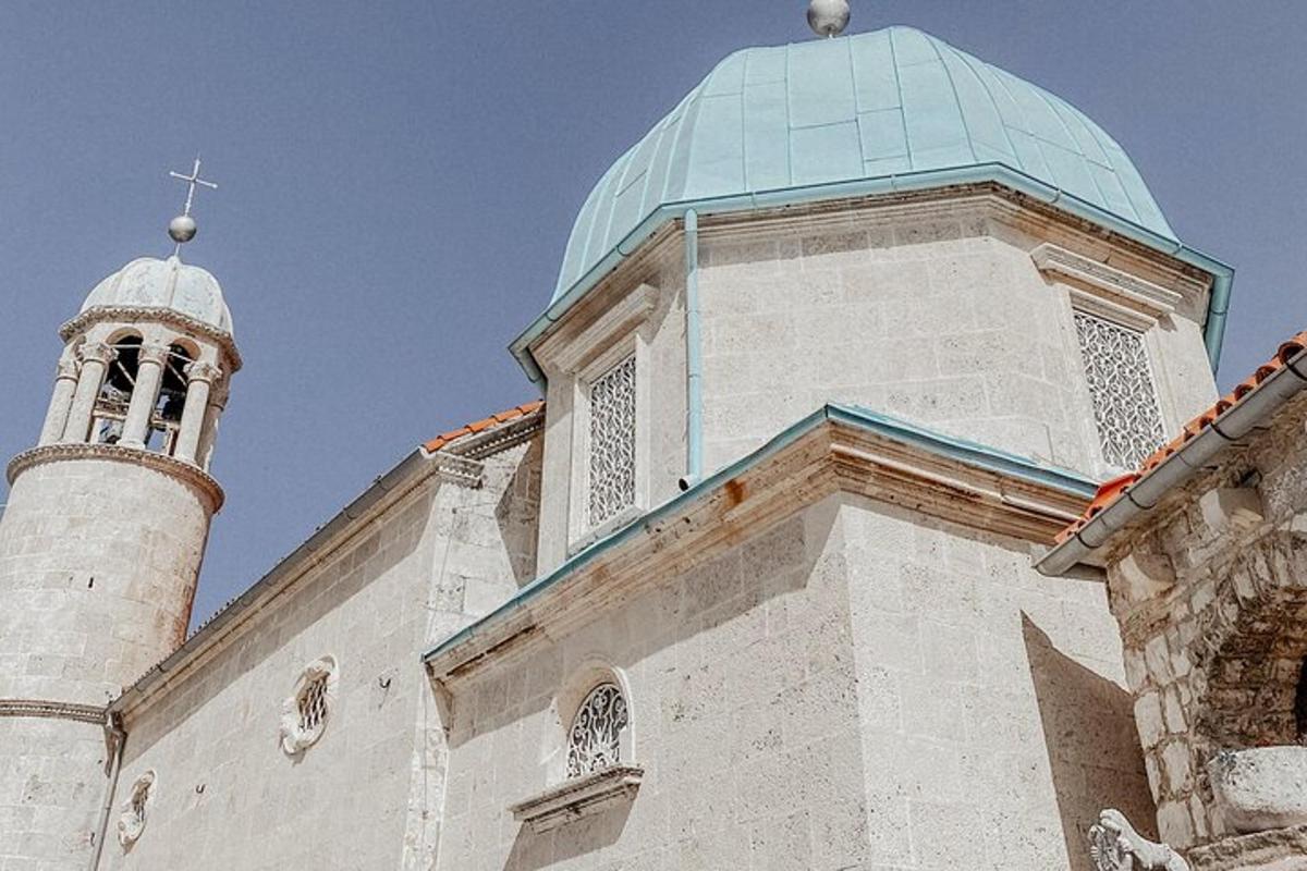 sebuah gereja dengan menara dan salib di atasnya