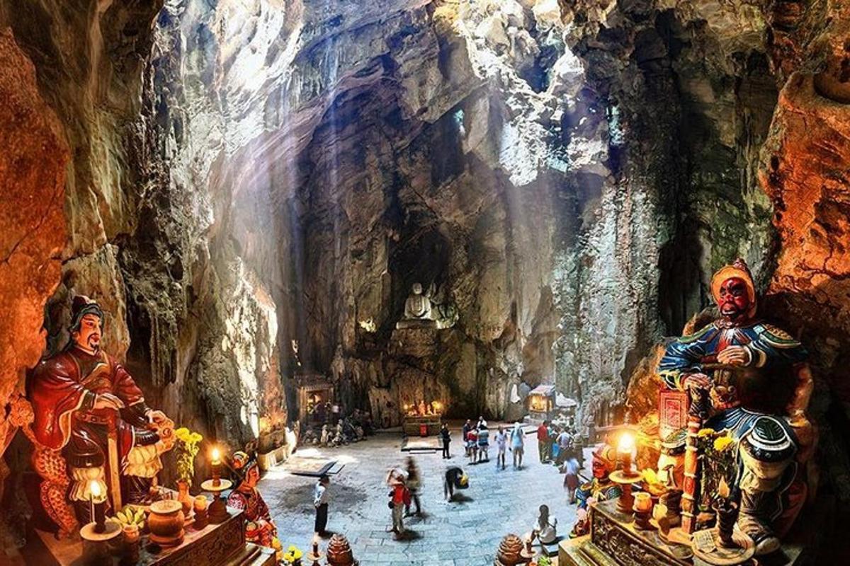 urvo su jame esančiais žmonėmis paveikslas