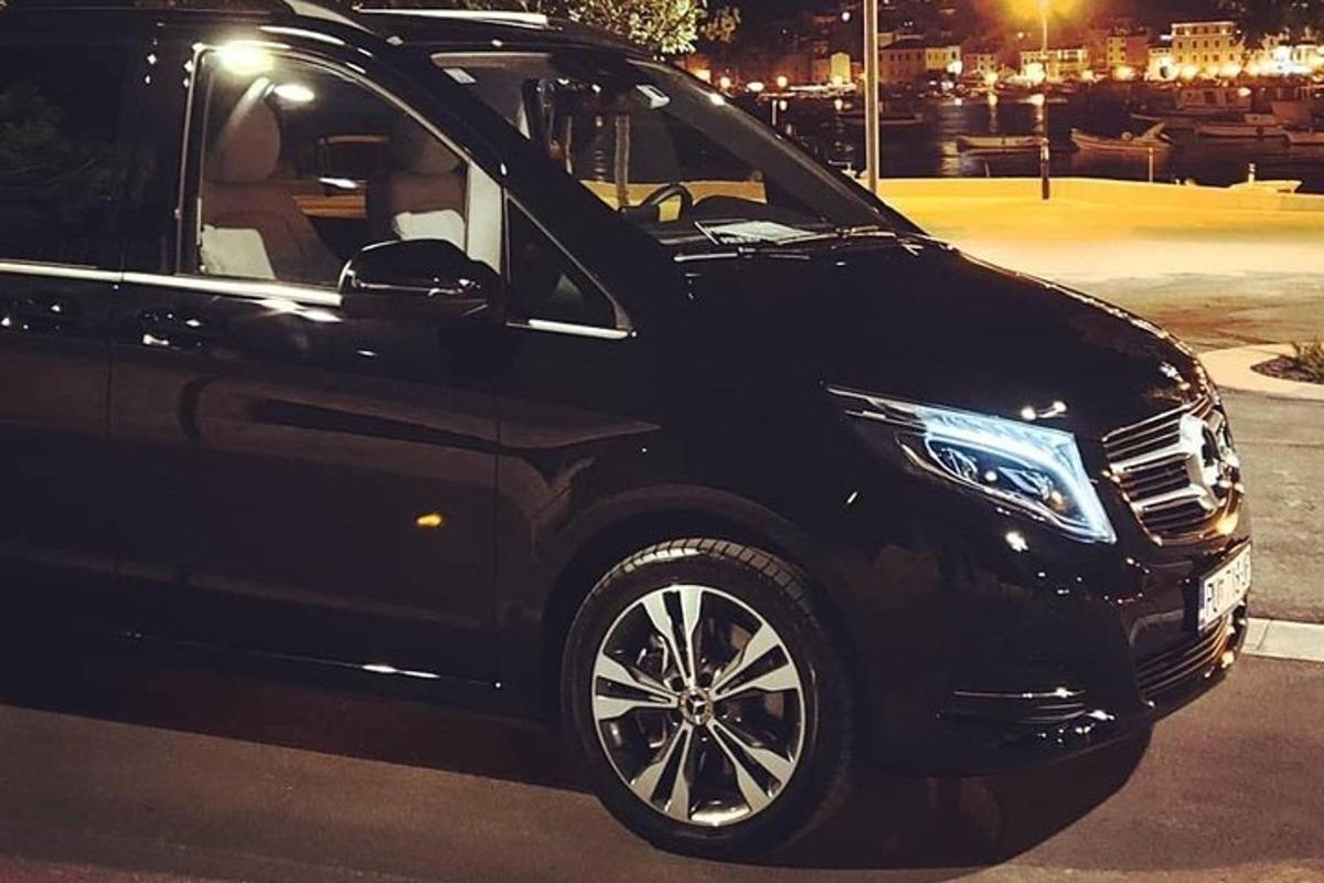 černé auto zaparkované na parkovišti v noci