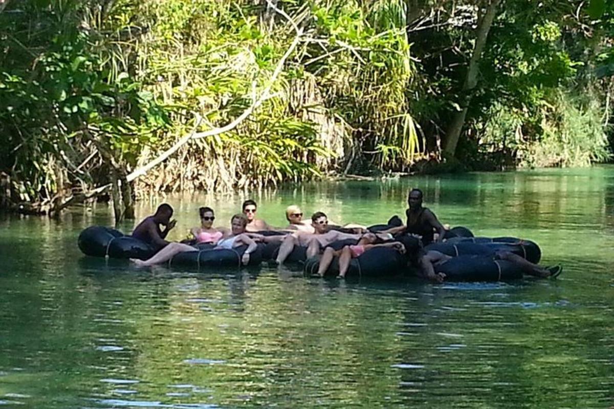 um grupo de pessoas andando em jangadas na água